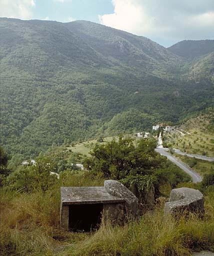 Région du fort du Barbonnet-col Saint-Jean. Poste de tir léger sur le chemin d'accès à la casemate du Barbonnet Sud.