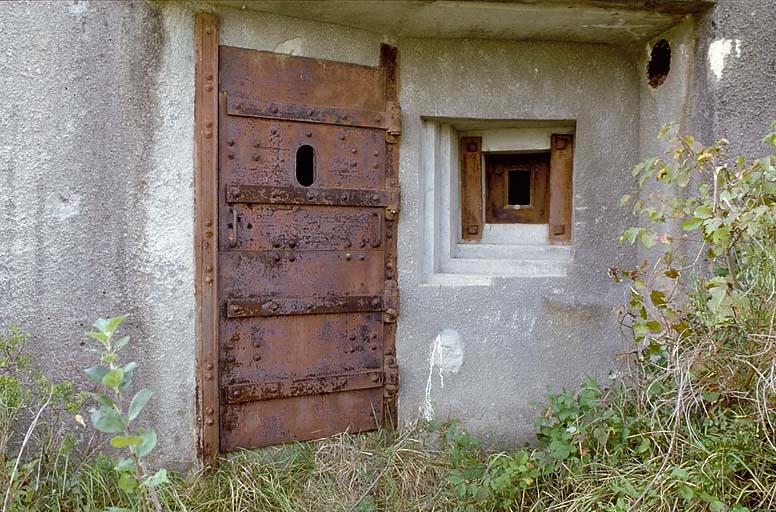 Sospel, casemate du Campaost. Entrée et créneau FM.