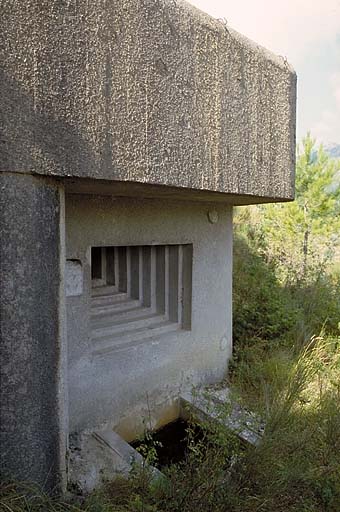 Sospel, casemate du Campaost. Façade et créneau de la mitrailleuse.