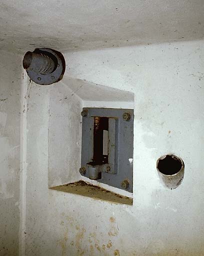 Sospel, casemate du Campaost. Vue intérieure. De gauche à droite : prise d'air, créneau de FM, goulotte lance-grenades et porte d'entrée.