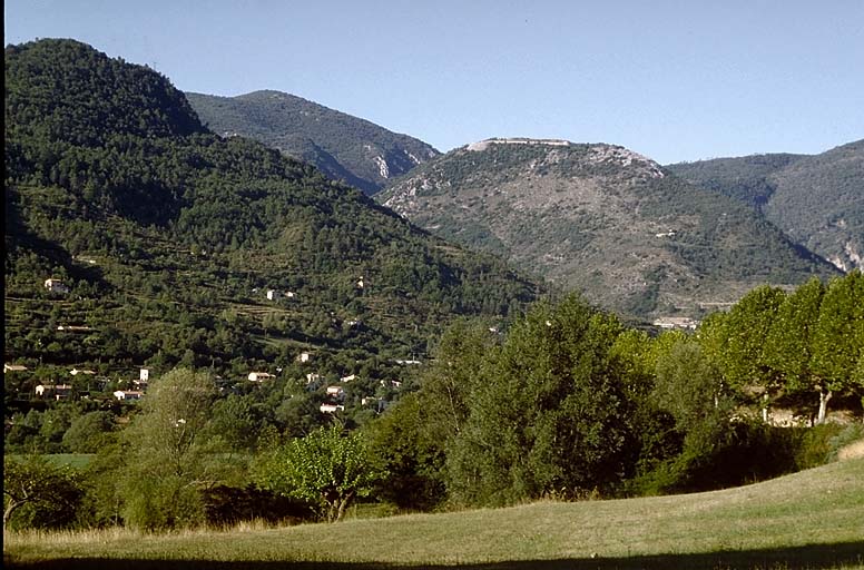 Vue lointaine prise du nord-est, depuis la sortie est de Sospel.