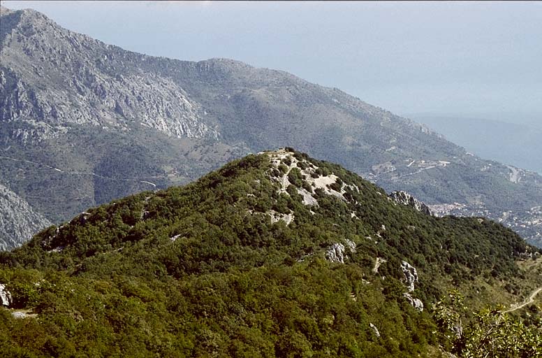 Vue prise du poste du Mont-Ours vers le sud-est. Au deuxième plan, à gauche, pointe et observatoire du Pic de Garuche, col de Verroux et pointe de Siricoca. A l'extrême droite, piton de Sainte-Agnès. ; Vue prise du poste vers le sud-est. Au deuxième plan, à gauche, pointe et observatoire du Pic de Garuche, col de Verroux et pointe de Siricoca. A l'extrême droite, piton de Sainte-Agnès.