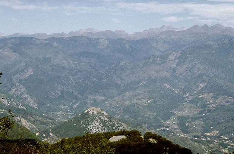 Vue prise depuis l'ouvrage du Mont Ours vers le nord. Au deuxième plan, massif de la batterie de Tête de Loup. Au troisième plan, le fort du Barbonnet. Au fond, crêtes de la région de l'Authion-Mercantour. ; Vue prise depuis l'ouvrage vers le nord. Au deuxième plan, massif de la batterie de Tête de Loup. Au troisième, le fort du Barbonnet. Au fond, crêtes de la région de l'Authion-Mercantour.