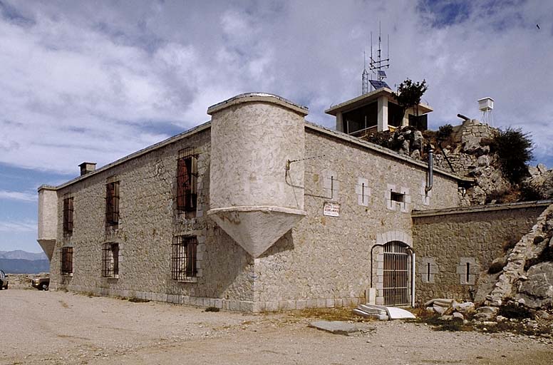 Peille, ouvrage d'infanterie dit poste du Mont Ours. ; Poste du Mont-Ours. ; Casernement défensif vu du sud.