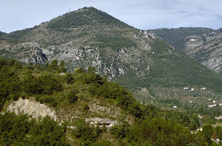 Télévue des blocs 4 et 3 prise des premiers lacets de la D 2566, à l'est, par dessus la vallée du Merlanson. Au fond, sommet du Ventabren.