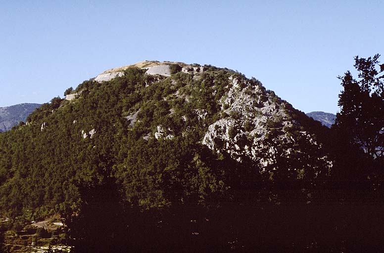 Vue de situation du fort et des blocs de l'ouvrage prise du sud-ouest, depuis la D 54. A gauche : bloc 1 (entrée) de l'ouvrage moderne. Au sommet : bloc 2 (casemate d'artillerie).