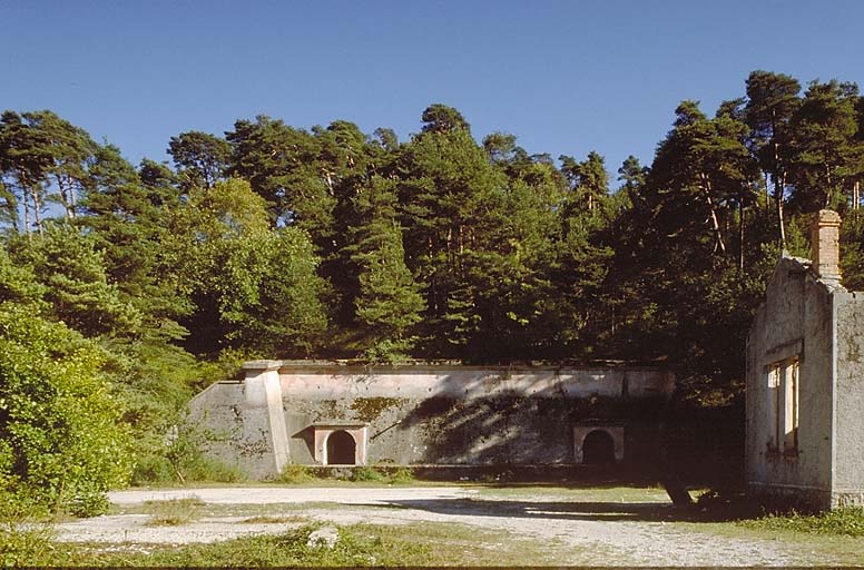 Magasin à munitions du Farguet. ; Vue générale de la façade et du poste de garde.