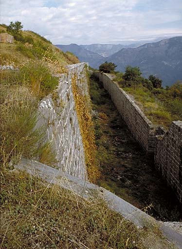 Front est. Vue d'enfilade prise dans l'axe du chemin de ronde. A gauche, observatoire bétonné 'Pau'.