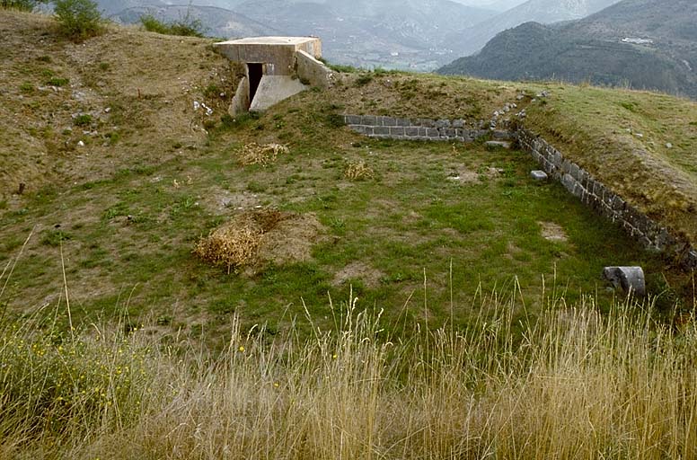 Front sud. Extrémité est. Emplacement de pièces et observatoire bétonné "Pau".