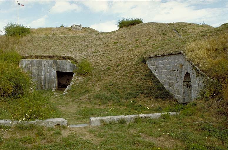 Batterie du front sud. Débouché du passage bétonné. A droite, traverse 65.