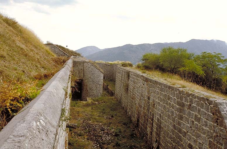 Front sud. Caponnière sud et fossé vus du haut du mur à bahut. En bas et à droite, entrée du colombarium.