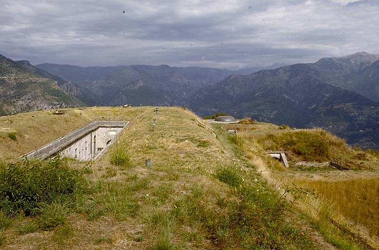 Dessus du massif central pris du sud-est. A droite batterie du front est et tourelle nord.