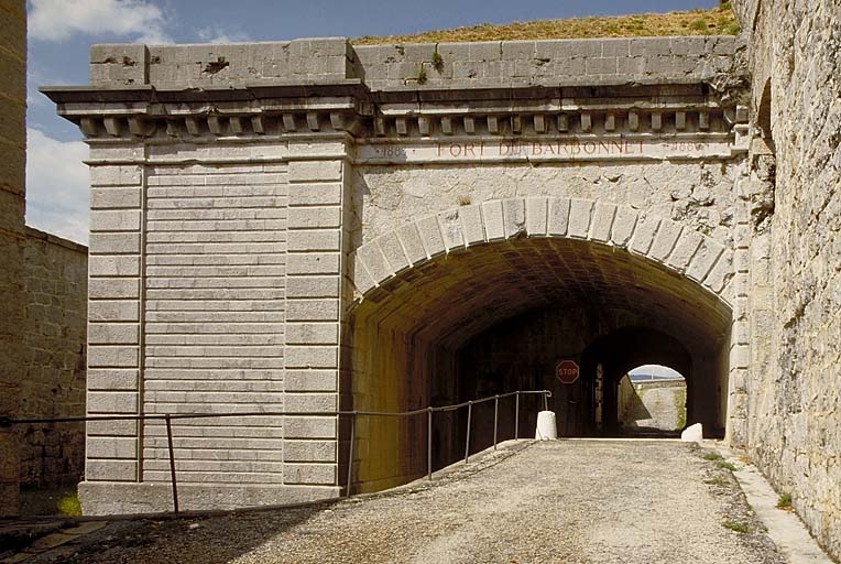 Vue générale du flanc gauche de la caponnière de gorge et de l'entrée du fort.