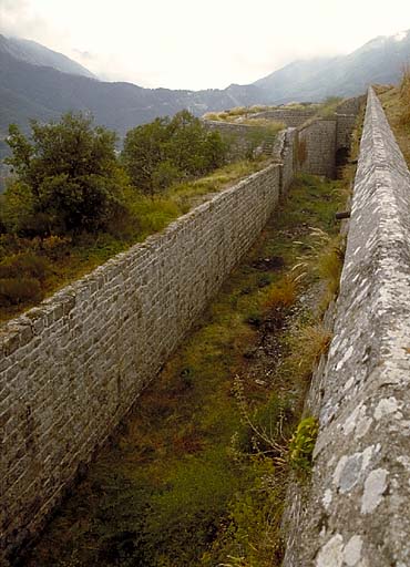 Le fossé du front est et la caponnière sud pris depuis le chemin de ronde.