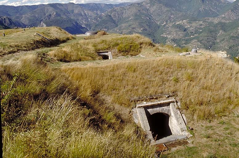 Le front est, vue d'enfilade. Au premier plan, traverse 63 et sa guérite observatoire. Derrière, traverse 62 et, au fond, la tourelle nord.