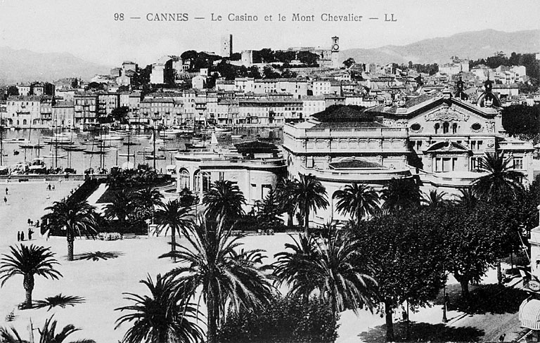 Cannes - Le Casino et le Mont Chevalier. [Vue de volume prise de l'est après l'ajout des rotondes sud et est]. Après 1919.