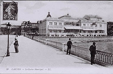 Cannes - Le Casino. [Vue de volume prise du sud-ouest après les premiers agrandissements.] Vers 1911.