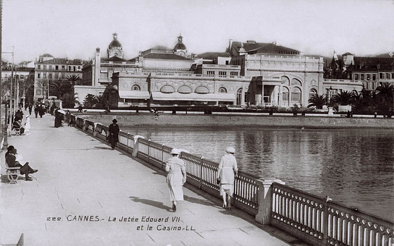 Cannes -Le Casino. [Vue prise du sud-ouest après les agrandissements de 1919.]. Avant 1929.