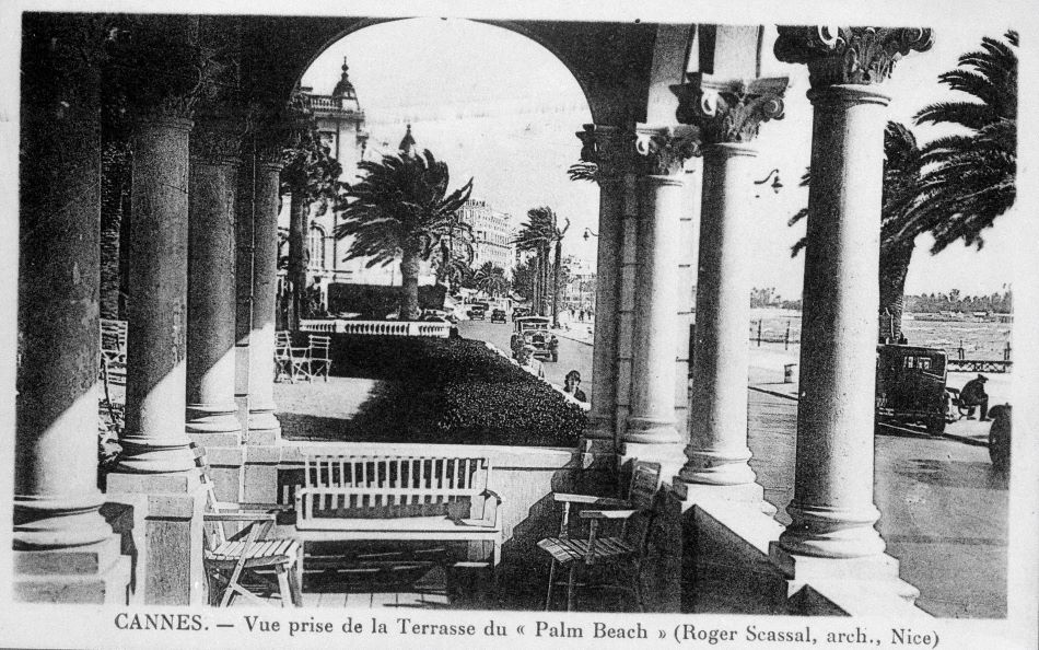 Cannes. - Vue prise de la Terrasse du "Palm Beach" (Roger Scassal, arch., Nice). [Vue intérieure du portique du Grand Hôtel bordant la Croisette], [vers 1930].