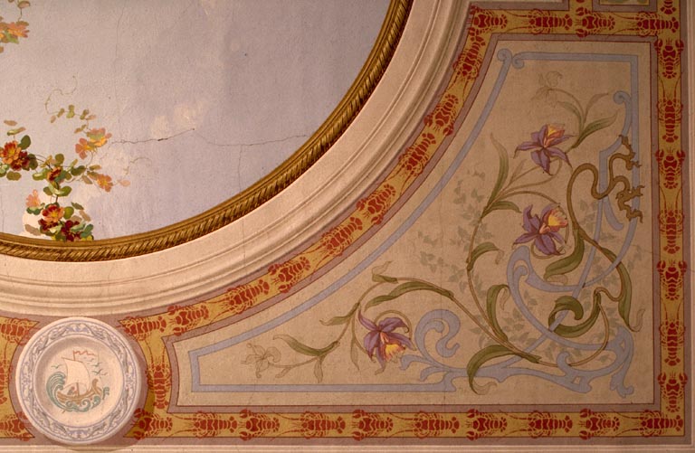 Détail de la peinture du plafond de la salle de séjour : l'écoinçon sud-ouest et la frise du cadre du panneau principal.