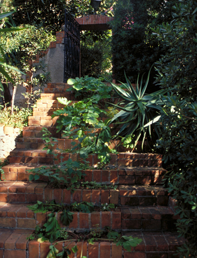 Escalier extérieur donnant accès depuis le jardin nord, à la terrasse en terre-plein située au pied de la façade sud , vu depuis le sud.