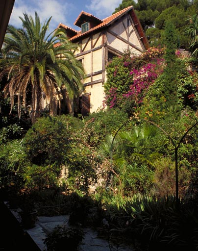 Vue partielle du jardin avec la façade du garage en arrière plan, depuis le sud-est.
