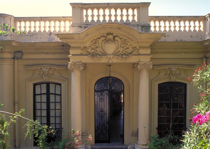 Le porche d'entrée sur la façade nord, depuis le nord.
