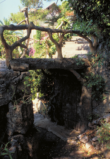 Pont et fausse porte en faux bois, située dans la partie nord du jardin, depuis l'est.