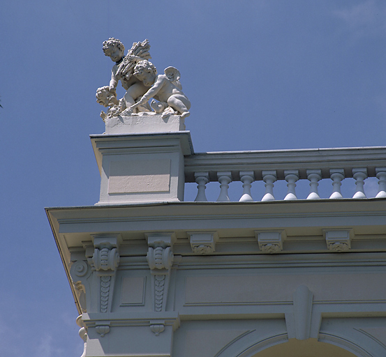 Fig. 166    Vue densemble dune sculpture en ronde bosse situé à langle dune balustrade qui couronne une villa qualifiée déclectique.