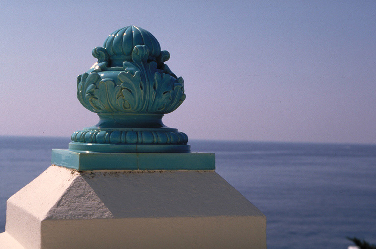 Fig.     Elément de décor en céramique vernissée situé à langle dun parapet dune villa qualifiée déclectique.