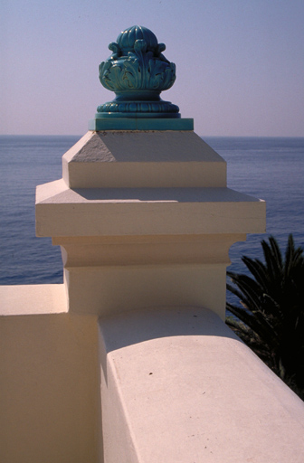 Détail : vase en céramique vernissée situé sur le garde-corps de la terrasse du dernier étage.