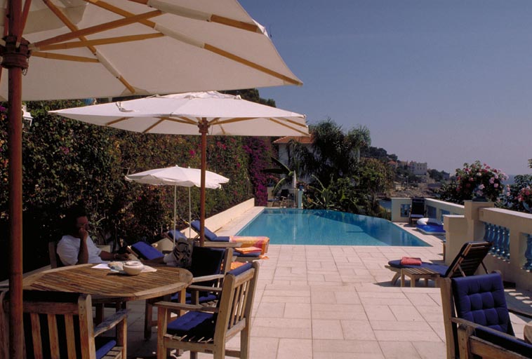 Vue d'ensemble de la terrasse avec piscine située à l'est de la villa.