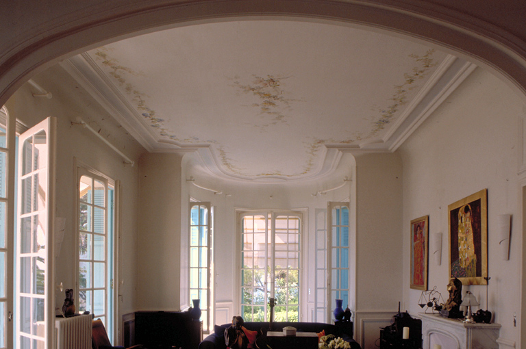 Vue partielle du salon depuis l'est.