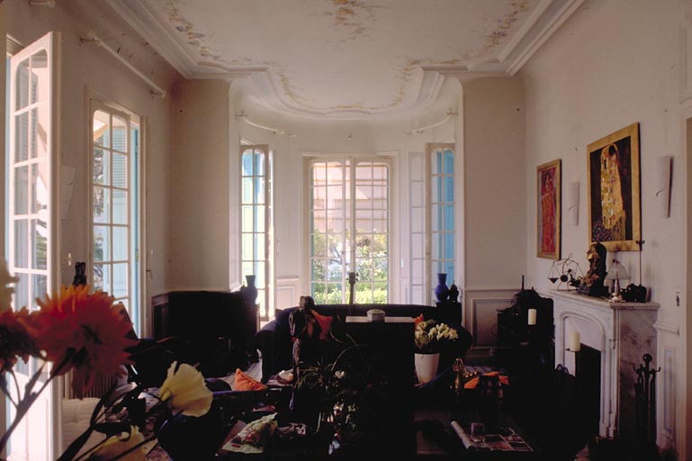 Vue d'ensemble du salon depuis l'Est.