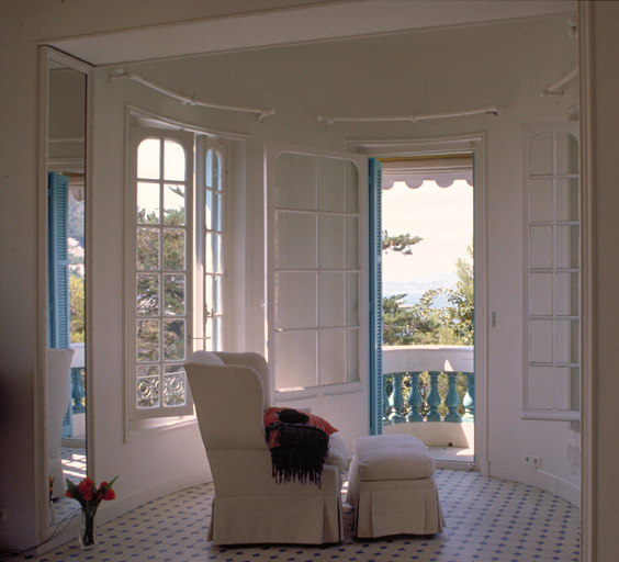 L'alcove située à l'ouest du salon depuis l'est.
