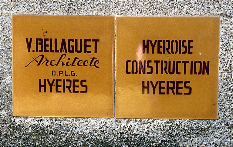Section A6. Ilot 3. Parcelle 2399. 5, avenue des Nations-Unies. Façade nord. Plaques de l'architecte et de l'entrepreneur.