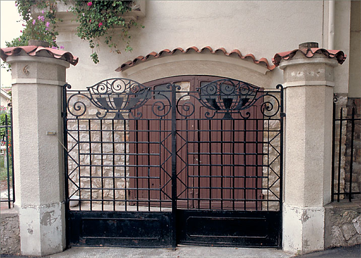 Section A6. Ilot 20. Parcelle 1873. 6, rue Michelet. Portail architecturé à ferronnerie Art déco.