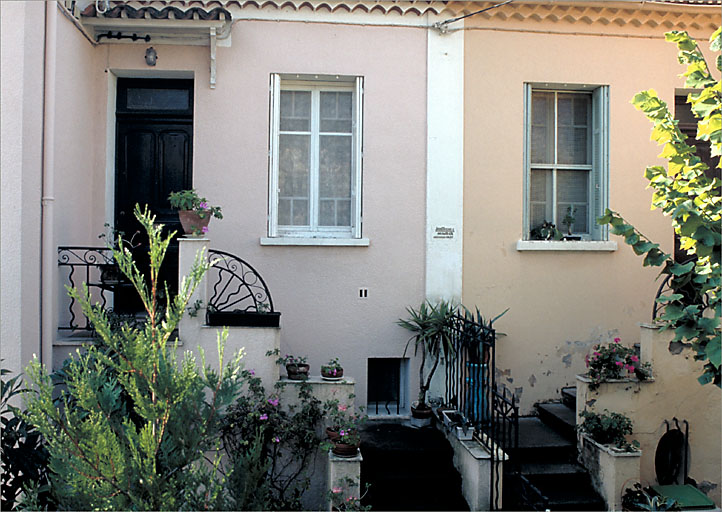Section A6. Ilot 8. Parcelles 1911-1912. 5-7, avenue François Arène. Maison jumelée. Le perron.