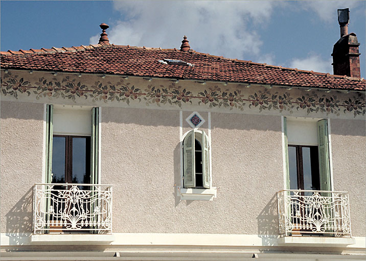 Section A7. Ilot 3. Parcelle 4230 a. 31, avenue Alexis Godillot. Détail de la frise de couronnement peinte et du balconnet en ferronnerie Art Nouveau.