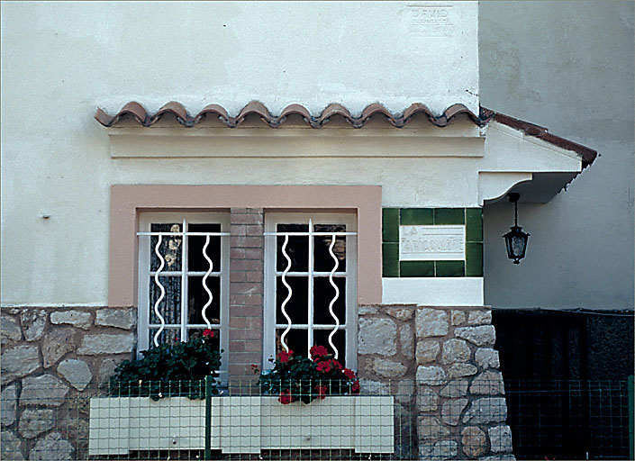 Section A6. Ilot 8. Parcelle 1900. 29, avenue François Arène. Détail du contrefort et de la plaque portant le nom de la villa.