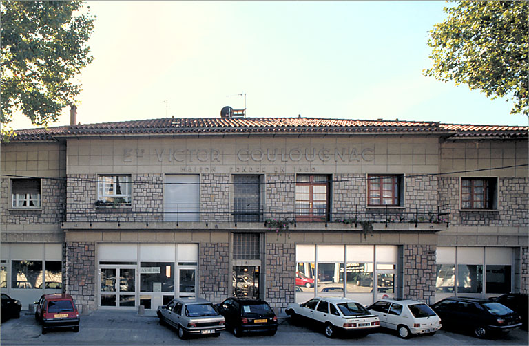 Edifice commercial surmonté d'un appartement à l'étage. 8, avenue du XVe Corps.
