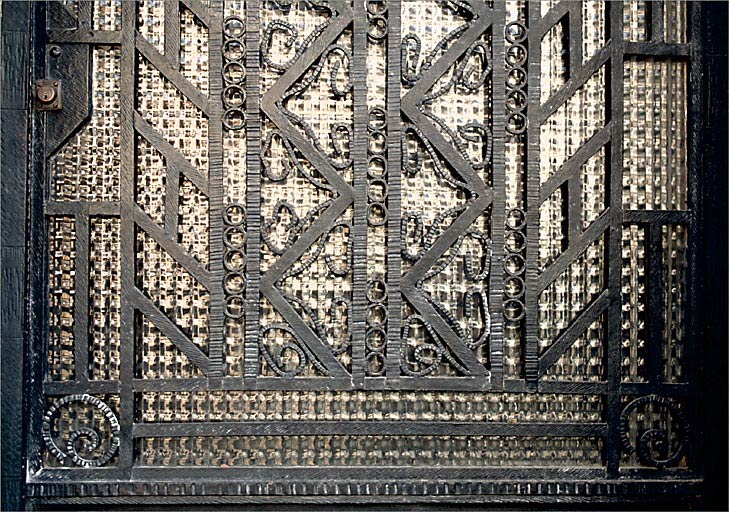 Section A5. Ilot 16. Parcelle 2669. 16, avenue Nocart. Détail de la ferronnerie de la porte.