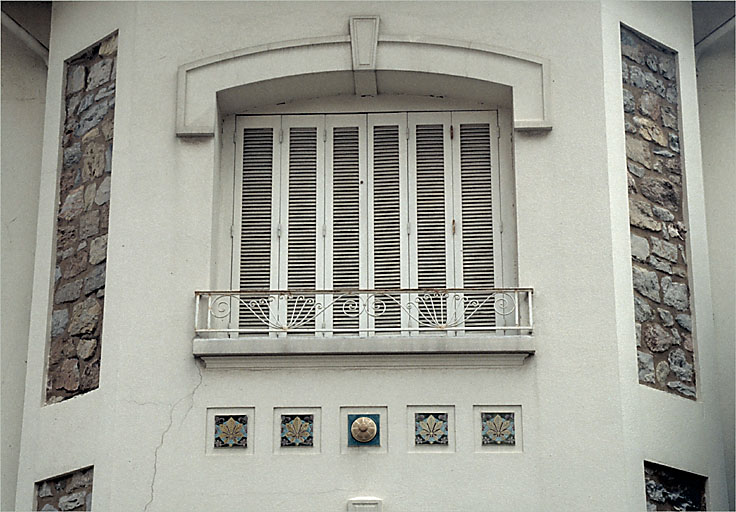 Façade nord. Détail : travée centrale. ; Section A5. Ilot 6. Parcelle 1542. 4, rue du Docteur Léopold Jaubert. Façade nord. Détail : travée centrale.