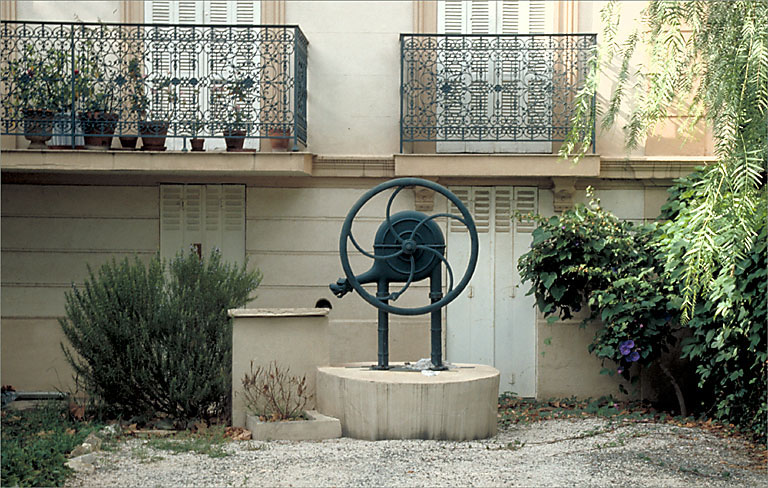 Section A5. Ilot 4. Parcelle 1544.7, avenue Ambroise Thomas.Pompe dans le jardin.