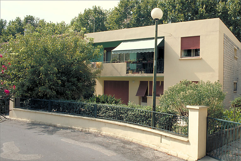 Section A7. Ilot 16. Parcelle 2710. 13, avenue Edtih Cawel. Vue de volume prise de l'est.