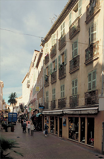 Avenue Général de Gaulle. Vue prise à hauteur du n° 22.