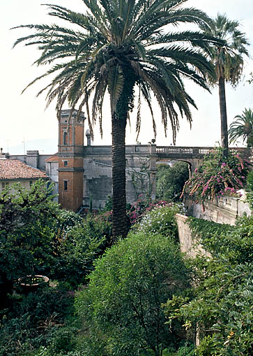 Section A1. Ilot 8. Parcelle 38.  Montée Sainte-Croix. Pont reliant la villa à une tour d'escalier. Vue d'ensemble.