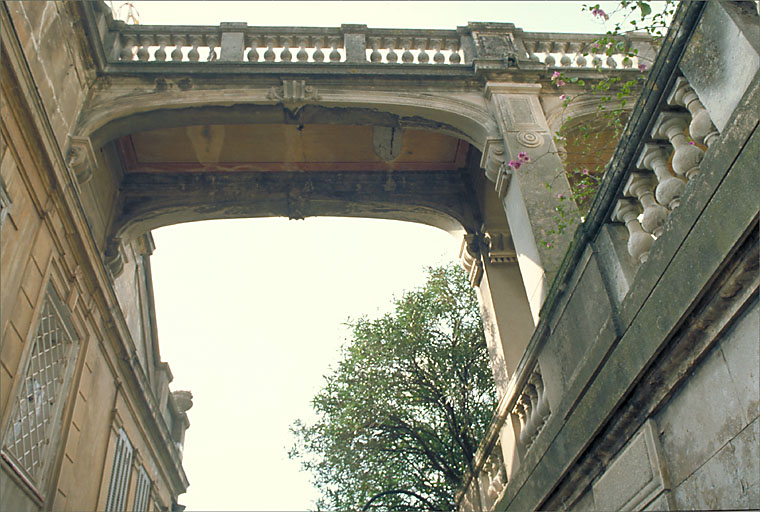 Section A1. Ilot 8. Parcelle 38. Montée Sainte-Croix. Pont au-dessus de la rue reliant différentes parties de la villa..