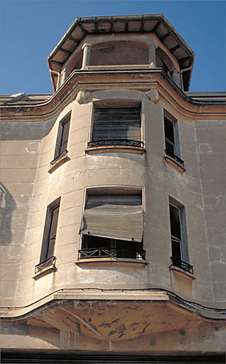 Section A5. Ilot 4. Parcelle 1571. 20, rue du Soldat Ferrari-10, avenue Jean-Jaurès. Façade sur la rue Ferrari. Oriel en surplomb couvert en terrasse d'agrément.