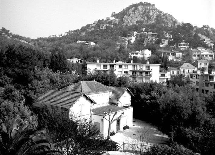 Anciennes écuries prises du 1er étage de la villa.